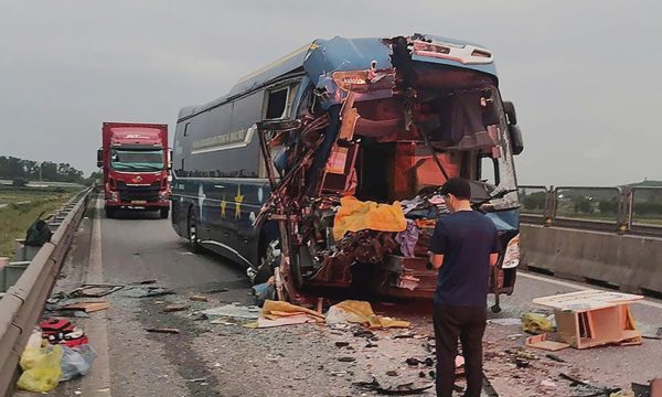 Xe khách giường nằm tông ôtô đầu kéo trên cao tốc, 5 người bị thương