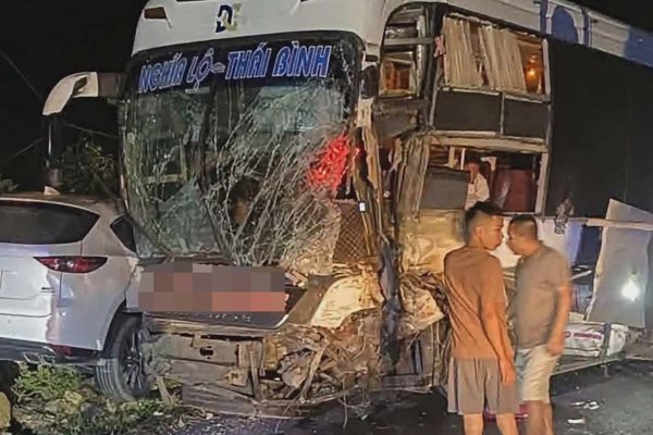 Xe khách giường nằm va chạm cực mạnh với ô tô con trên quốc lộ 32