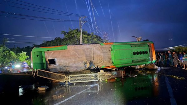 Xe khách tông dải phân cách lật ngang trên quốc lộ, làm 6 người bị thương