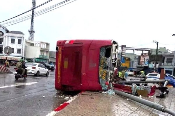 Xe khách tông liên hoàn rồi lật nghiêng, 2 người tử vong