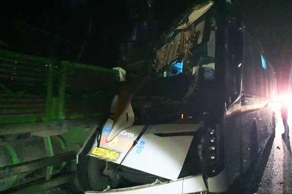 Xe khách tông ô tô tải dừng ở làn khẩn cấp, nữ du khách Nga tử vong