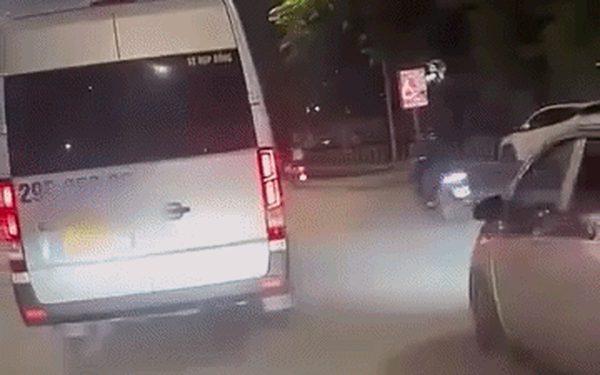 Xe khách và taxi chèn ép, đuổi nhau sau va chạm giao thông ở Hà Nội