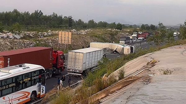 Xe lật nằm chắn ngang cao tốc Vĩnh Hảo-Phan Thiết khiến ùn tắc hai làn đường