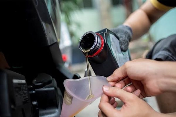 Xe máy để vài tháng không đi, trước khi chạy lại có cần thay dầu nhớt không?