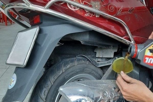 Xe máy đi quãng đường ngắn mỗi ngày có cần thay dầu nhớt định kỳ không?