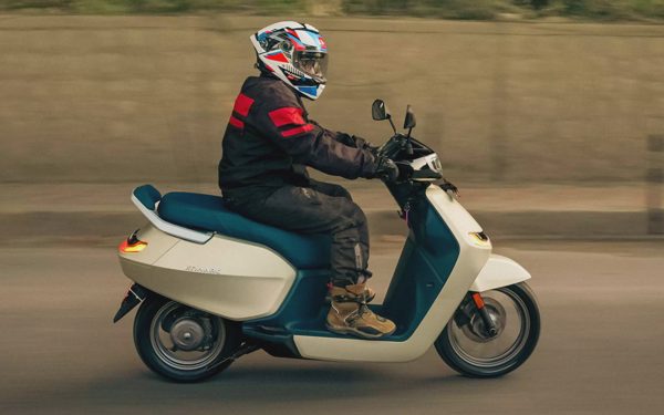 Xe máy điện giá rẻ hơn Honda Vision nhưng sở hữu loạt tính năng như ô tô: Tự mở yên, tìm chìa khóa thất lạc