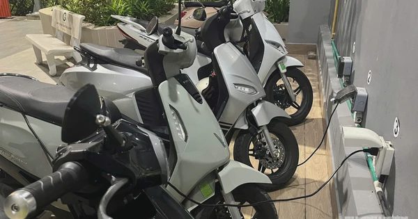 Xe máy điện vừa đi về, có nên cắm sạc ngay?