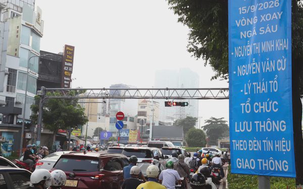 Xe máy được chạy thẳng liên tục ở vòng xoay ngã 6 Cộng Hòa, nhiều người dân còn loay hoay