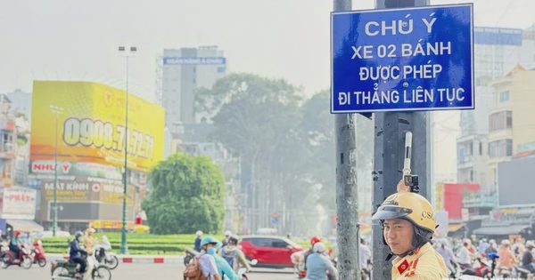 Xe máy được đi thẳng liên tục ở vòng xoay, muốn rẽ trái, rẽ phải thì sao?