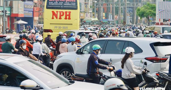 Xe máy được đi thẳng liên tục ở vòng xoay ngã 6 Cộng Hòa, có người hỏi: 'Quẹo thì sao?'