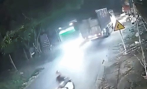 Xe máy lao như bay húc vào đuôi xe tải