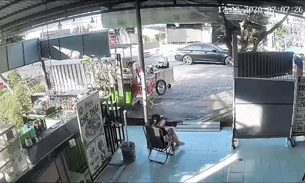 Xe máy lao như tia chớp vào quầy bán nước