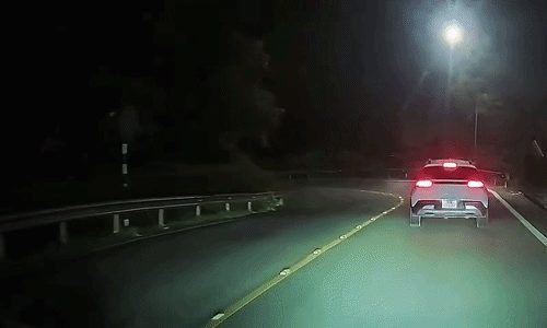 Xe máy lao ra khỏi lan can khi vào cua