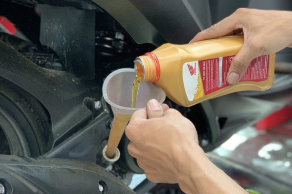 Xe máy lâu ngày không thay dầu nhớt có làm tốn xăng hơn?
