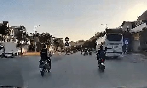 Xe máy qua đường khiến hai học sinh ngã sõng xoài cạnh gầm xe khách