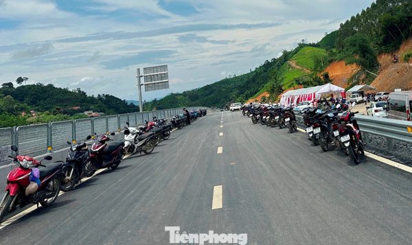 Xe máy rồng rắn ‘phi’ lên công trường cao tốc Hữu Nghị - Chi Lăng