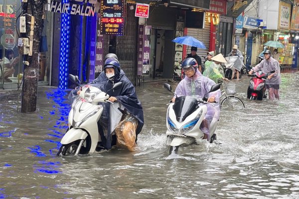 Xe máy 'tắc thở' khi đi vào đường ngập nước, làm gì để tránh tiền mất tật mang?