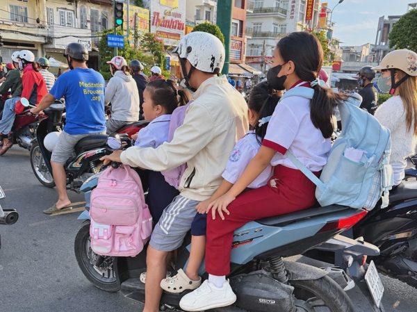 Xe máy 'tống 3, tống 4' chở trẻ đi học: 'Gọn, lẹ' nhưng hiểm họa ngay trước mắt