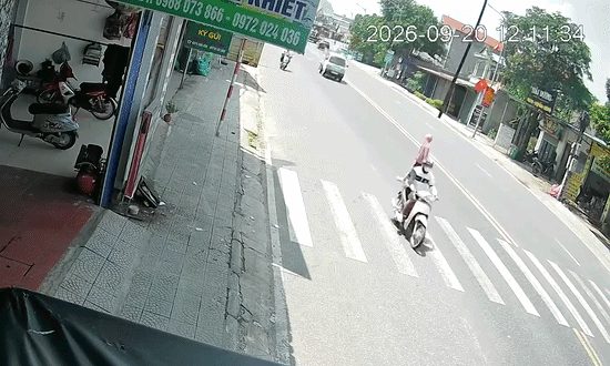 Xe máy tông bay người đi bộ sang đường