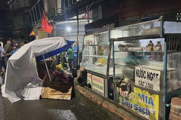 Xe máy tông vào tủ bánh mì, nam bảo vệ tử vong ở TPHCM