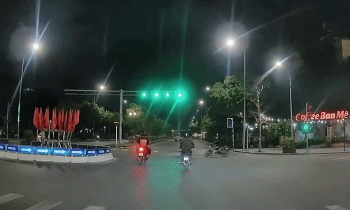 Xe máy vượt đèn đỏ húc ngã người khác