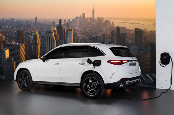 Xe Mercedes bán chạy nhất Việt Nam thêm bản hybrid, giảm giá bản xăng
