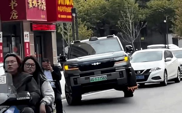 Xe ô tô bị khóa bánh vẫn chạy trên đường: Liệu có an toàn?