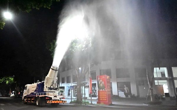Xe phun sương dập bụi xuất hiện trên đường phố Hà Nội