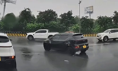 Xe quay đầu va chạm xe đi thẳng - ai sai?
