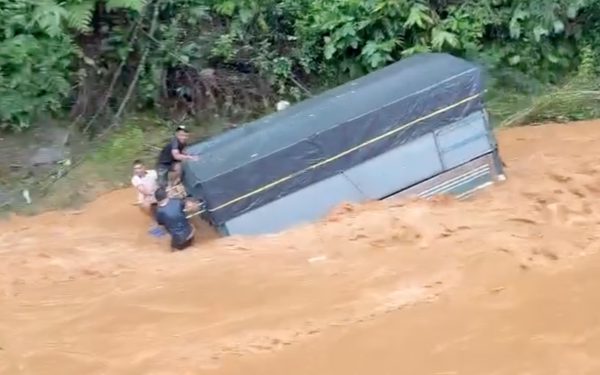 Xe tải bị cuốn trôi trong mưa lớn ở Đà Lạt. 3 người thoát chết