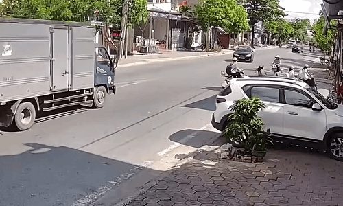 Xe tải chạy bạt mạng, oằn mình tránh ôtô rẽ trái