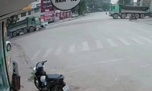 Xe tải chèn qua người đi xe máy tạt đầu