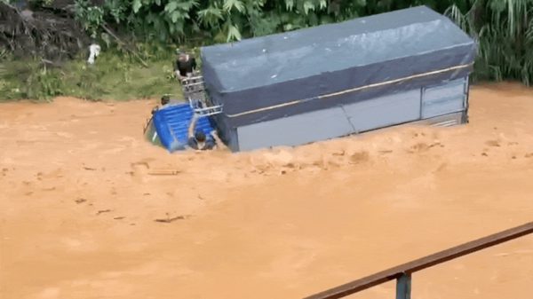 Xe tải chở 3 người bị lũ cuốn ở Đà Lạt