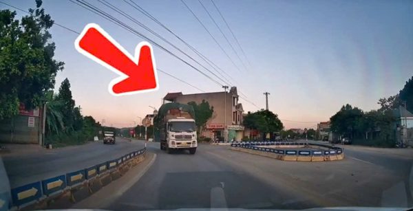 Xe tải chở hàng cồng kềnh, liều lĩnh đi ngược chiều trên quốc lộ ở Thanh Hóa