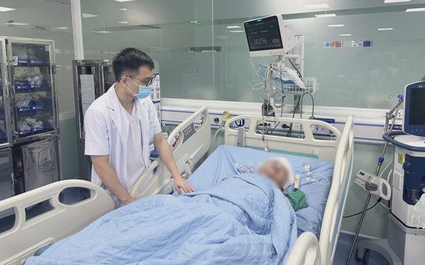 Xe tải chở máy múc lật đè hai xe máy, những gia đình nghèo chìm trong nỗi đau