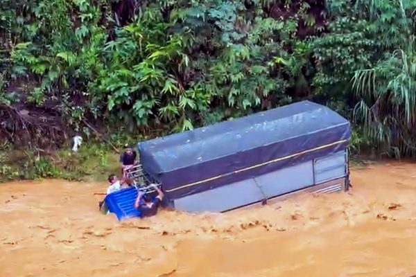Xe tải chở nông sản bị lũ cuốn ở Đà Lạt