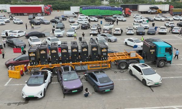 Xe tải chở pin - cứu cánh cho ôtô điện khi trạm sạc vỡ trận