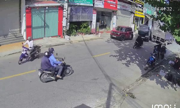 Xe tải đi ẩu trút gạch về phía người đi xe máy