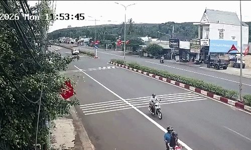 Xe tải kéo lê xe máy đang chuyển làn