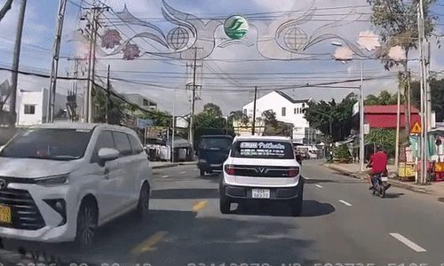 Xe tải lao đầu vào ôtô ngược chiều trên đường thẳng