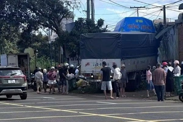 Xe tải lao vào quán tạp hóa, 3 người bị thương nặng