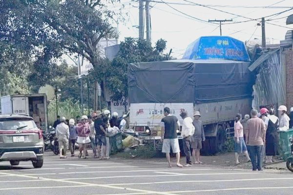 Xe tải lao vào tiệm tạp hóa ở Lâm Đồng, 3 người bị thương