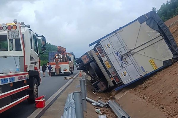 Xe tải lật, cày nát loạt hộ lan trên cao tốc Vân Phong - Nha Trang