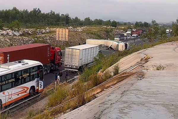 Xe tải lật chắn ngang cao tốc, giao thông ùn tắc kéo dài