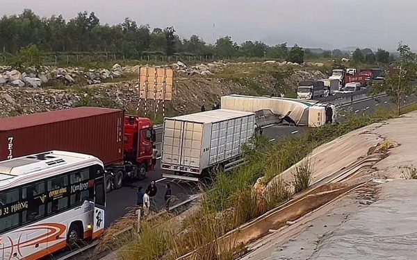 Xe tải lật chắn ngang cao tốc Vĩnh Hảo - Phan Thiết do tài xế buồn ngủ