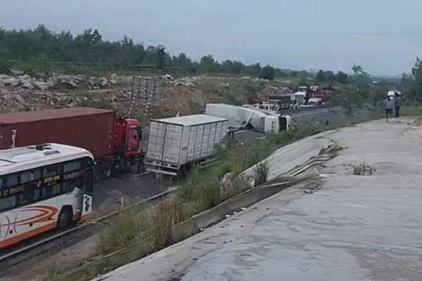 Xe tải lật chắn ngang cao tốc Vĩnh Hảo - Phan Thiết, ùn tắc 2 giờ