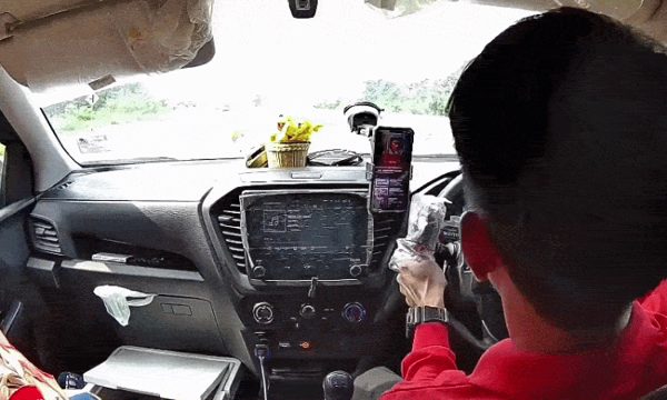 Xe tải lật ngang khi tài xế đang vê thuốc lá