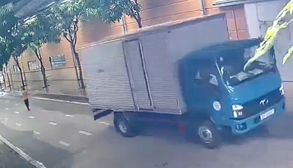 Xe tải lùi trong khuôn viên công ty, cán tử vong nữ công nhân 47 tuổi