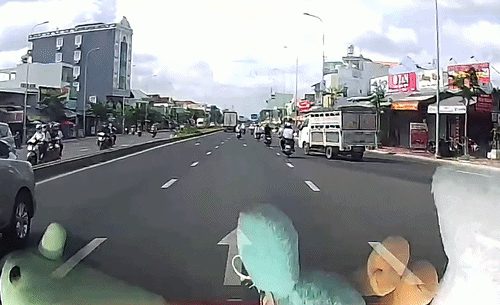Xe tải nhập làn hất ngã hai người đi xe máy