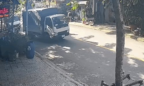Xe tải quay đầu đâm ngã người đi xe máy